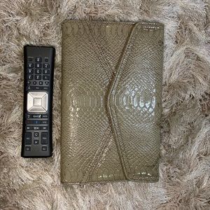 Envelope cross body clutch